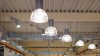 Interior de una gran instalación industrial bien iluminada con luminarias LED suspendidas, demostrando la eficacia de la iluminación LED en espacios grandes y cómo mejora la visibilidad y la estética del lugar