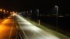 Imagen nocturna mostrando la comparación entre dos tipos de iluminación en carretera, destacando la claridad y alcance de la iluminación LED frente a métodos más antiguos, ilustrando una carretera mejor iluminada con tecnología LED."