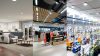Fotografía de un espacio comercial moderno iluminado con tecnología LED, mostrando una iluminación brillante y uniforme que realza un ambiente limpio y atractivo
