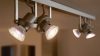 Tres diferentes tipos de lámparas, cada una con un estilo diferente de bombilla LED, mostradas contra un fondo neutro, ilustrando opciones para la iluminación del hogar.