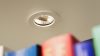 Foco LED empotrado en el techo de una habitación, proporcionando una iluminación eficiente y discreta para interiores modernos