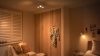 Dormitorio acogedor iluminado con focos LED, creando un ambiente cálido y confortable ideal para descansar