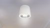 Foco LED con pantalla blanca instalado en el techo, emitiendo una luz clara y suave ideal para espacios residenciales y comerciales
