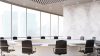 Sala de conferencias moderna iluminada con focos LED empotrados en el techo, ofreciendo una iluminación uniforme y sin sombras