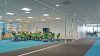 Sala de reuniones moderna con estudiantes y profesor, mostrando una adecuada iluminación LED que mejora la visibilidad y el ambiente de estudio