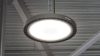 Ilustración detallada de una campana industrial LED de diseño circular, destacando su estética moderna y capacidad de iluminación eficiente